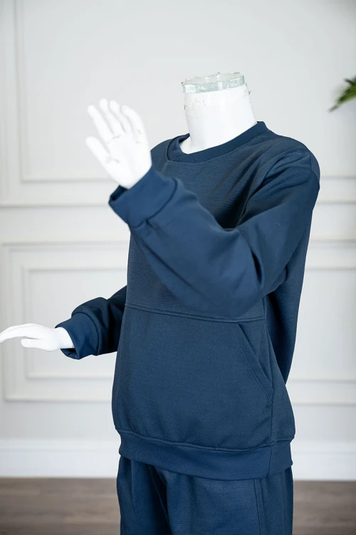 طقم قطعتين ولادي شتوي لون كحلي مزين بكتابات من الأمام بلوزة ياقة دائرية بجيوب و أكمام طويلة و بنطلون طويل بطبعات