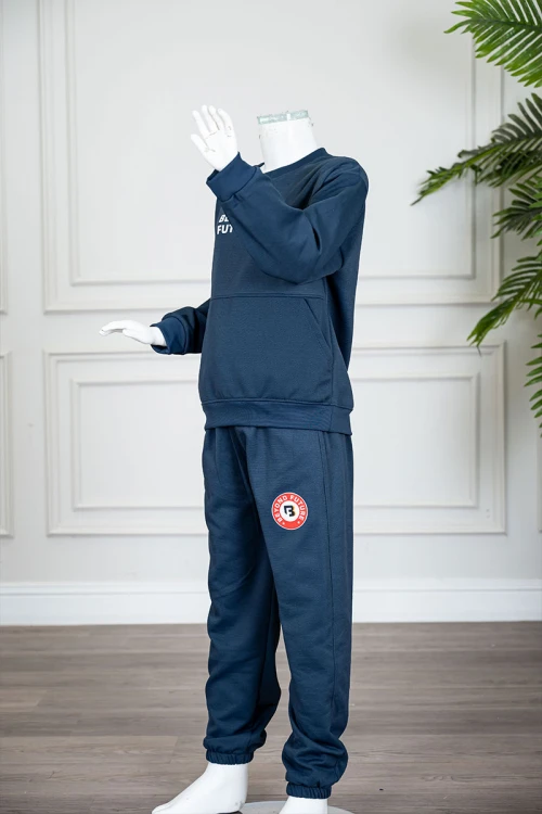 طقم قطعتين ولادي شتوي لون كحلي مزين بكتابات من الأمام بلوزة ياقة دائرية بجيوب و أكمام طويلة و بنطلون طويل بطبعات