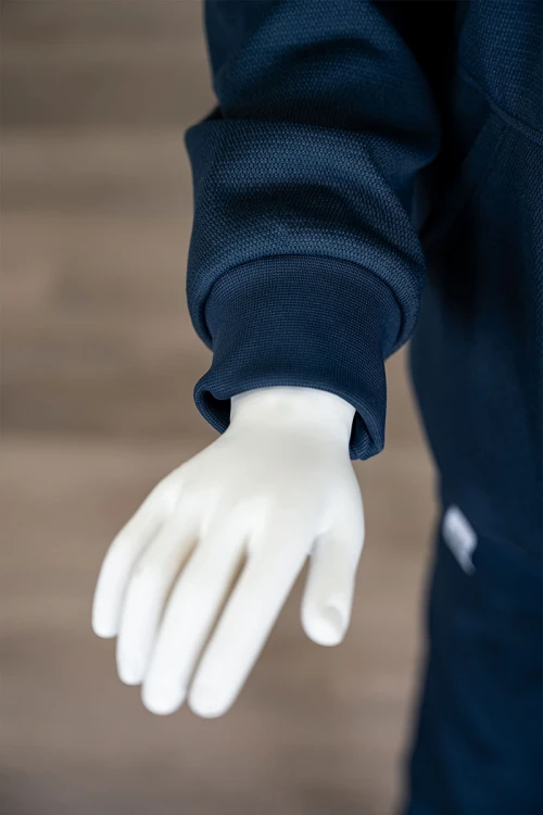 طقم قطعتين ولادي شتوي لون كحلي مزين بكتابات من الأمام بلوزة ياقة دائرية بجيوب و أكمام طويلة و بنطلون طويل بطبعات