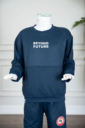 طقم قطعتين ولادي شتوي لون كحلي مزين بكتابات من الأمام بلوزة ياقة دائرية بجيوب و أكمام طويلة و بنطلون طويل بطبعات