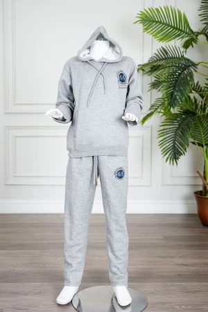 طقم قطعتين ولادي شتوي لون رمادي مزين بكتابات من الأمام بلوزة بقبعة متصلة و بجيوب و أكمام طويلة و بنطلون طويل برباط في الخصر و جيوب من الجانبين