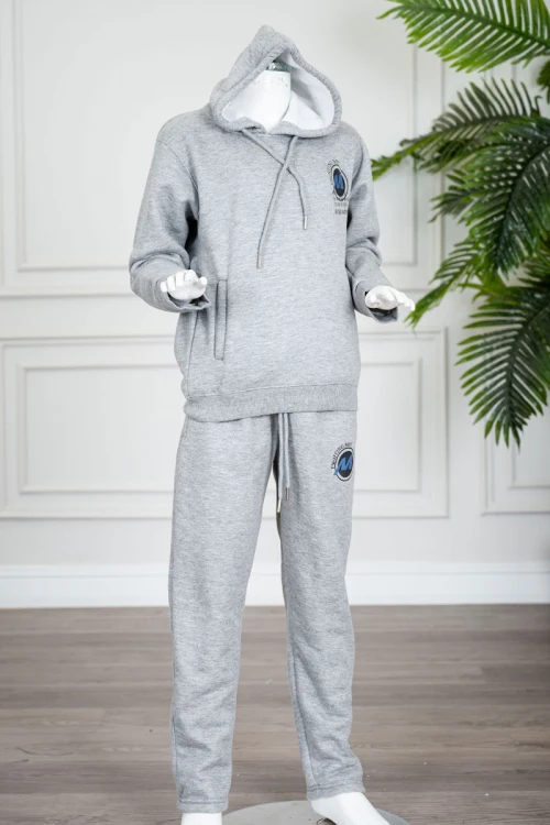 طقم-قطعتين-ولادي-شتوي-لون-رمادي-مزين-بكتابات-من-الأمام-بلوزة