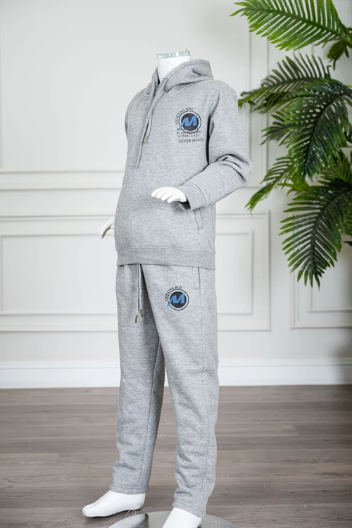 طقم-قطعتين-ولادي-شتوي-لون-رمادي-مزين-بكتابات-من-الأمام-بلوزة