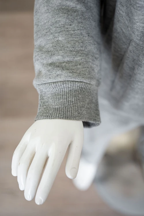 طقم-قطعتين-ولادي-شتوي-لون-رمادي-مزين-بكتابات-من-الأمام-بلوزة