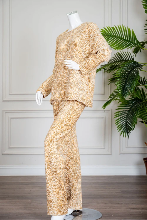 بيجاما نسائية شتوية قطعتين فرو متعددة الألوان منقطة باللون الأبيض ياقة دائرية و أكمام طويلة