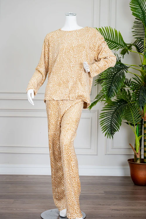 بيجاما نسائية شتوية قطعتين فرو متعددة الألوان منقطة باللون الأبيض ياقة دائرية و أكمام طويلة