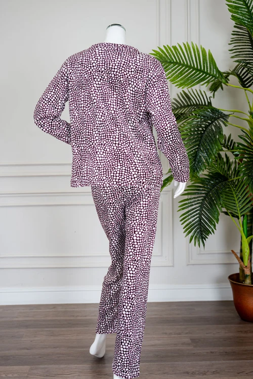 بيجاما نسائية شتوية قطعتين فرو متعددة الألوان منقطة باللون الأبيض ياقة دائرية و أكمام طويلة