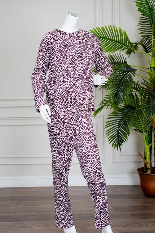 بيجاما نسائية شتوية قطعتين فرو متعددة الألوان منقطة باللون الأبيض ياقة دائرية و أكمام طويلة