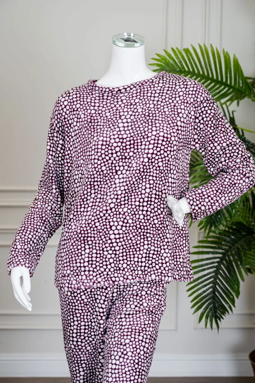 بيجاما نسائية شتوية قطعتين فرو متعددة الألوان منقطة باللون الأبيض ياقة دائرية و أكمام طويلة