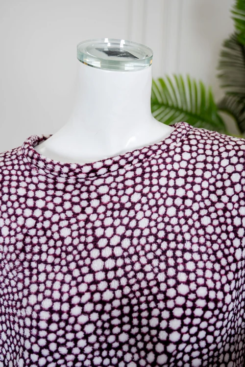 بيجاما نسائية شتوية قطعتين فرو متعددة الألوان منقطة باللون الأبيض ياقة دائرية و أكمام طويلة