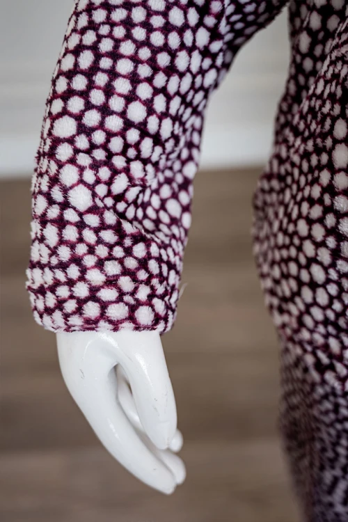 بيجاما نسائية شتوية قطعتين فرو متعددة الألوان منقطة باللون الأبيض ياقة دائرية و أكمام طويلة