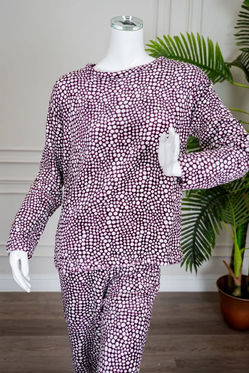 بيجاما نسائية شتوية قطعتين فرو متعددة الألوان منقطة باللون الأبيض ياقة دائرية و أكمام طويلة