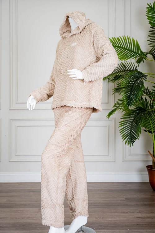 بيجاما نسائية شتوية قطعتين فرو متعدد الألوان ياقة بقبعة متصلة و أكمام طويلة