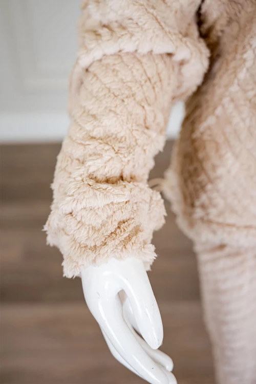 بيجاما نسائية شتوية قطعتين فرو متعدد الألوان ياقة بقبعة متصلة و أكمام طويلة