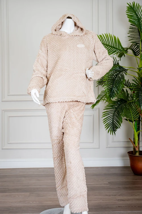 بيجاما نسائية شتوية قطعتين فرو متعدد الألوان ياقة بقبعة متصلة و أكمام طويلة