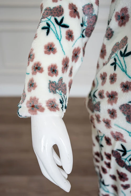 بيجاما نسائية شتوية قطعتين فرو لون بيج مزينة بزهور باللون البني ياقة دائرية و أكمام طويلة