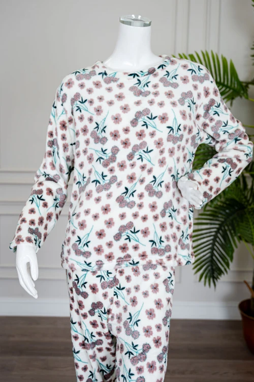 بيجاما نسائية شتوية قطعتين فرو لون بيج مزينة بزهور باللون البني ياقة دائرية و أكمام طويلة