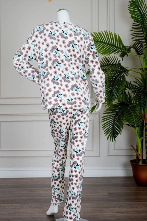 بيجاما نسائية شتوية قطعتين فرو لون بيج مزينة بزهور باللون البني ياقة دائرية و أكمام طويلة