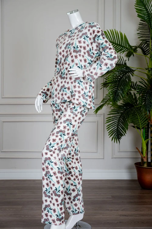 بيجاما نسائية شتوية قطعتين فرو لون بيج مزينة بزهور باللون البني ياقة دائرية و أكمام طويلة