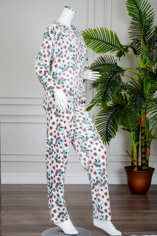 بيجاما نسائية شتوية قطعتين فرو لون بيج مزينة بزهور باللون البني ياقة دائرية و أكمام طويلة