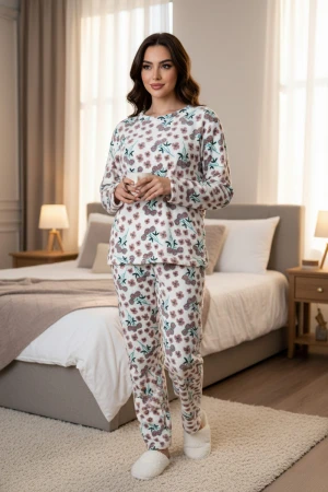 بيجاما نسائية شتوية قطعتين فرو لون بيج مزينة بزهور باللون البني ياقة دائرية و أكمام طويلة 