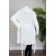 روب نسائي قصير لون أبيض بقبعة متصلة و جيوب من الأمام و رباط في الخصر و بأكمام طويلة