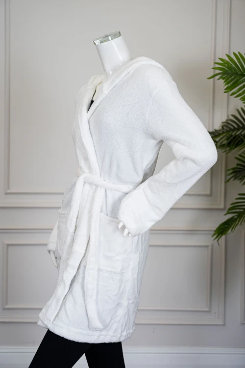 روب نسائي قصير لون أبيض بقبعة متصلة و جيوب من الأمام و رباط في الخصر و بأكمام طويلة