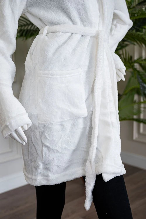 روب نسائي قصير لون أبيض بقبعة متصلة و جيوب من الأمام و رباط في الخصر و بأكمام طويلة