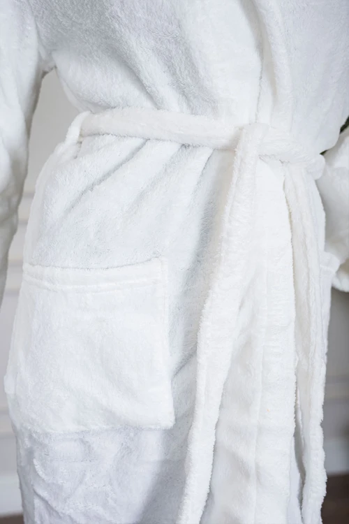 روب نسائي قصير لون أبيض بقبعة متصلة و جيوب من الأمام و رباط في الخصر و بأكمام طويلة