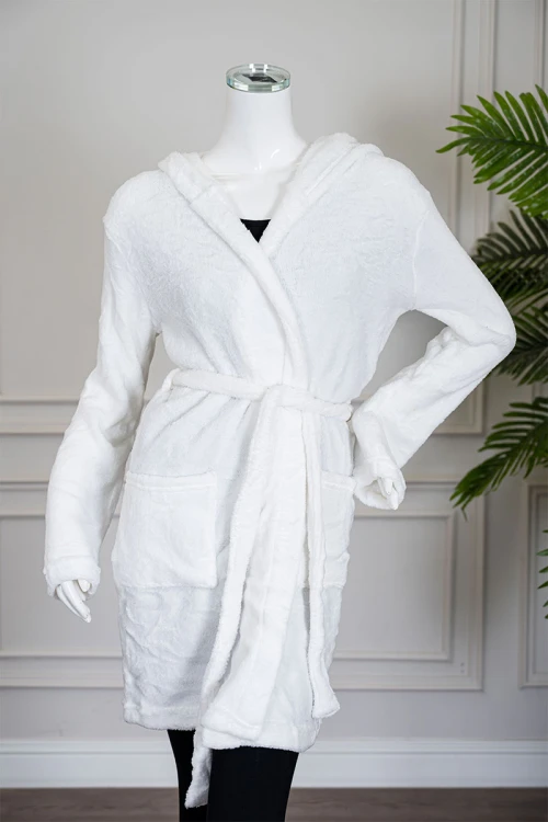 روب نسائي قصير لون أبيض بقبعة متصلة و جيوب من الأمام و رباط في الخصر و بأكمام طويلة