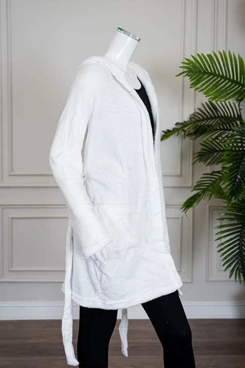 روب نسائي قصير لون أبيض بقبعة متصلة و جيوب من الأمام و رباط في الخصر و بأكمام طويلة