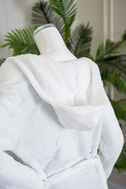 روب نسائي قصير لون أبيض بقبعة متصلة و جيوب من الأمام و رباط في الخصر و بأكمام طويلة