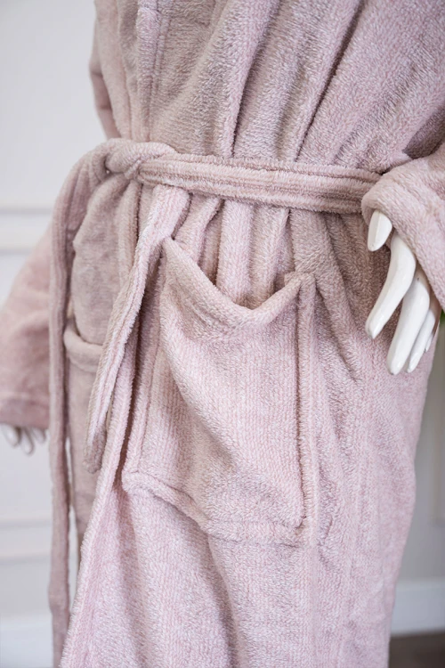 روب نسائي قصير لون وردي فاتح بجيوب من الأمام و رباط في الخصر و بأكمام طويلة