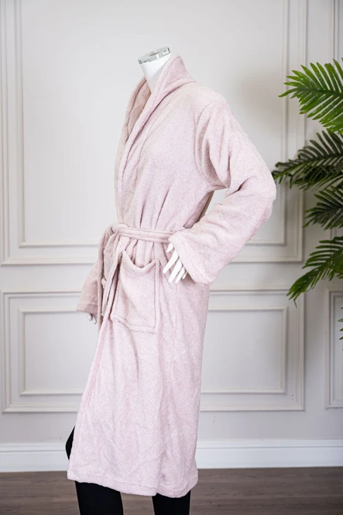 روب نسائي قصير لون وردي فاتح بجيوب من الأمام و رباط في الخصر و بأكمام طويلة