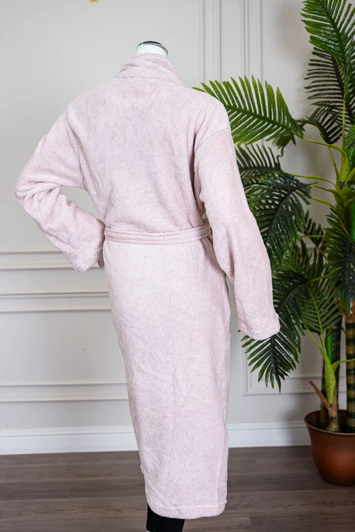 روب نسائي قصير لون وردي فاتح بجيوب من الأمام و رباط في الخصر و بأكمام طويلة