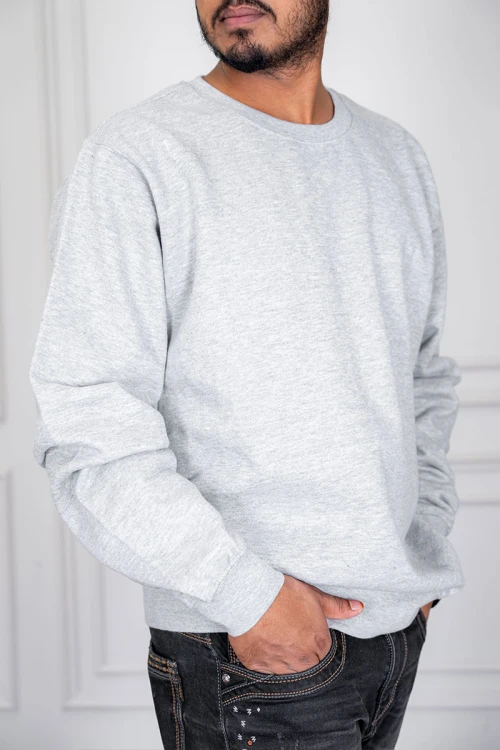 بلوفر رجالي لون رمادي ياقة دائرية و بأكمام طويلة