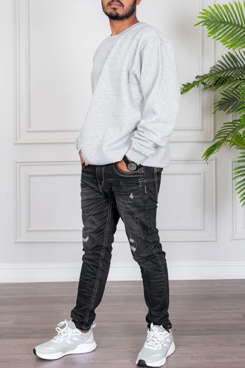 بلوفر رجالي لون رمادي ياقة دائرية و بأكمام طويلة