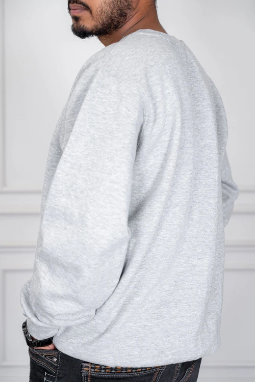 بلوفر رجالي لون رمادي ياقة دائرية و بأكمام طويلة