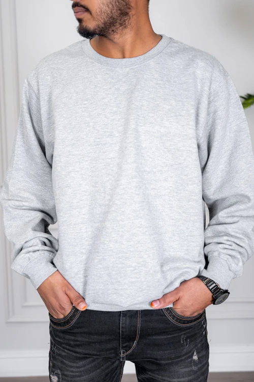 بلوفر رجالي لون رمادي ياقة دائرية و بأكمام طويلة