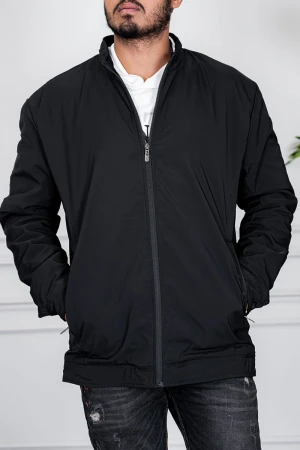 جاكيت رجالي لون أسود ياقة عالية بسحاب من الأمام و جيوب و بأكمام طويلة 