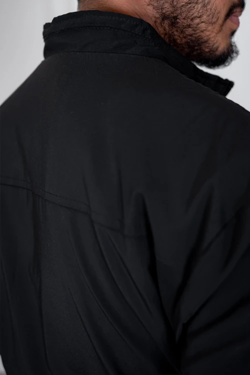 جاكيت رجالي لون أسود ياقة عالية بسحاب من الأمام و جيوب و بأكمام طويلة
