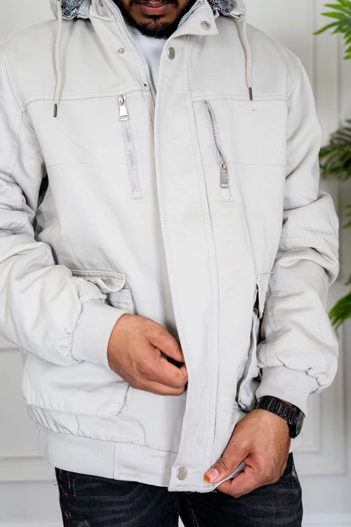 جاكيت رجالي شتوي مبطن لون بيج فاتح بقبعة رأس منفصلة قابلة للتركيب و أكمام طويلة و بجيوب وسحاب من الأمام