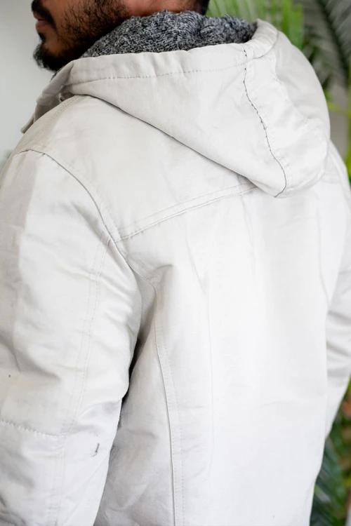 جاكيت رجالي شتوي مبطن لون بيج فاتح بقبعة رأس منفصلة قابلة للتركيب و أكمام طويلة و بجيوب وسحاب من الأمام