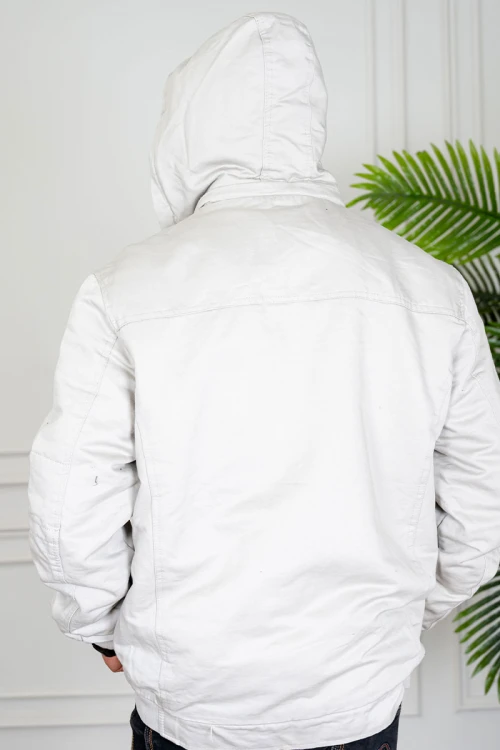 جاكيت رجالي شتوي مبطن لون بيج فاتح بقبعة رأس منفصلة قابلة للتركيب و أكمام طويلة و بجيوب وسحاب من الأمام