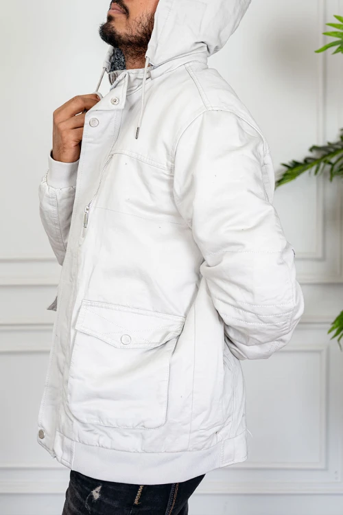 جاكيت رجالي شتوي مبطن لون بيج فاتح بقبعة رأس منفصلة قابلة للتركيب و أكمام طويلة و بجيوب وسحاب من الأمام