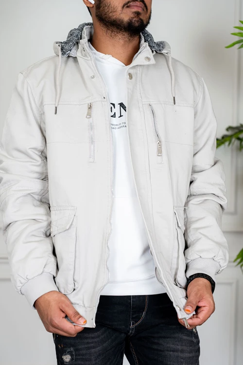 جاكيت رجالي شتوي مبطن لون بيج فاتح بقبعة رأس منفصلة قابلة للتركيب و أكمام طويلة و بجيوب وسحاب من الأمام