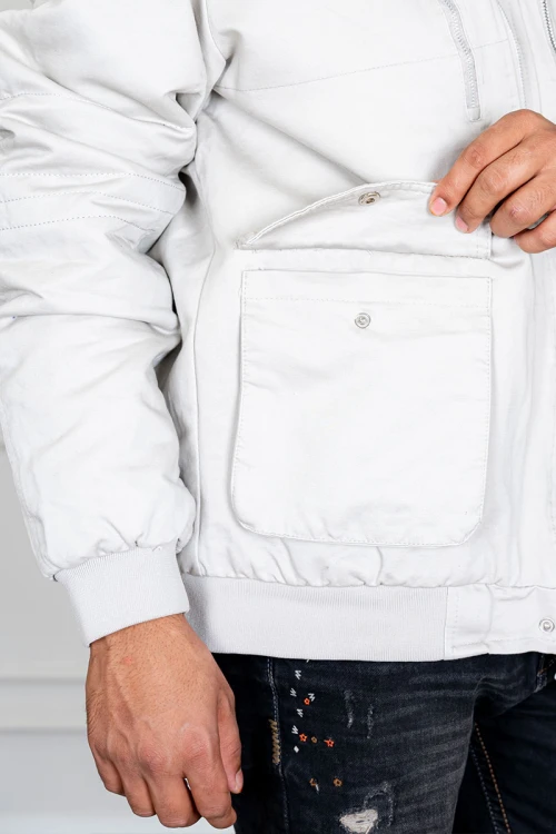 جاكيت رجالي شتوي مبطن لون بيج فاتح بقبعة رأس منفصلة قابلة للتركيب و أكمام طويلة و بجيوب وسحاب من الأمام