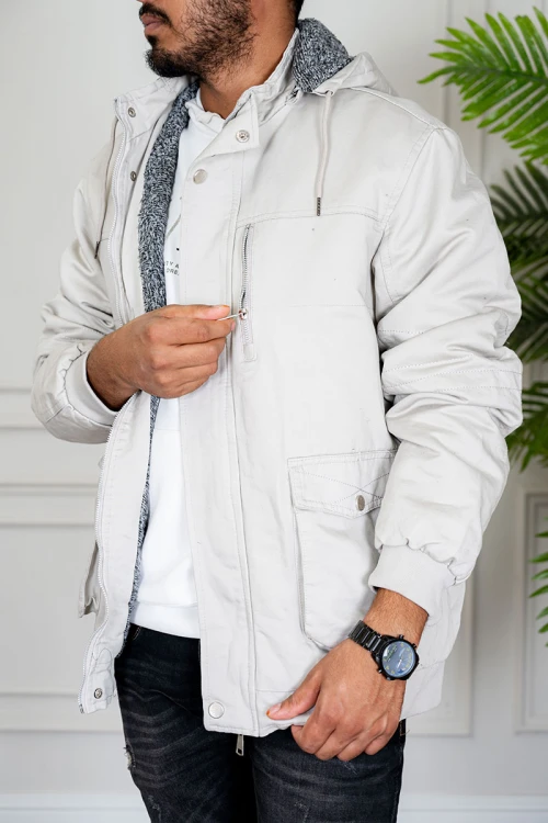 جاكيت رجالي شتوي مبطن لون بيج فاتح بقبعة رأس منفصلة قابلة للتركيب و أكمام طويلة و بجيوب وسحاب من الأمام