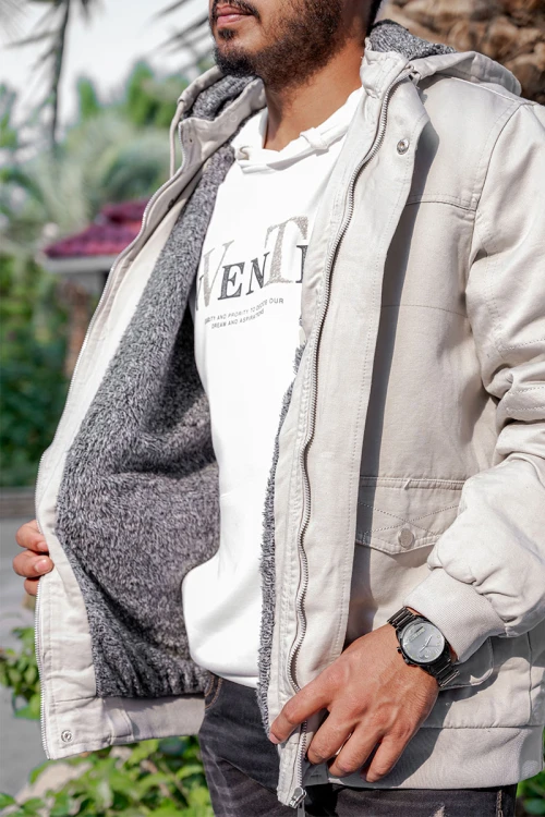 جاكيت رجالي شتوي مبطن لون بيج فاتح بقبعة رأس منفصلة قابلة للتركيب و أكمام طويلة و بجيوب وسحاب من الأمام