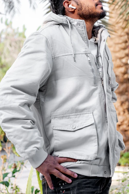 جاكيت رجالي شتوي مبطن لون بيج فاتح بقبعة رأس منفصلة قابلة للتركيب و أكمام طويلة و بجيوب وسحاب من الأمام